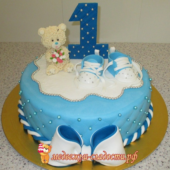 Торт на годик для мальчика синий с мишкой, единичкой и кроссовками